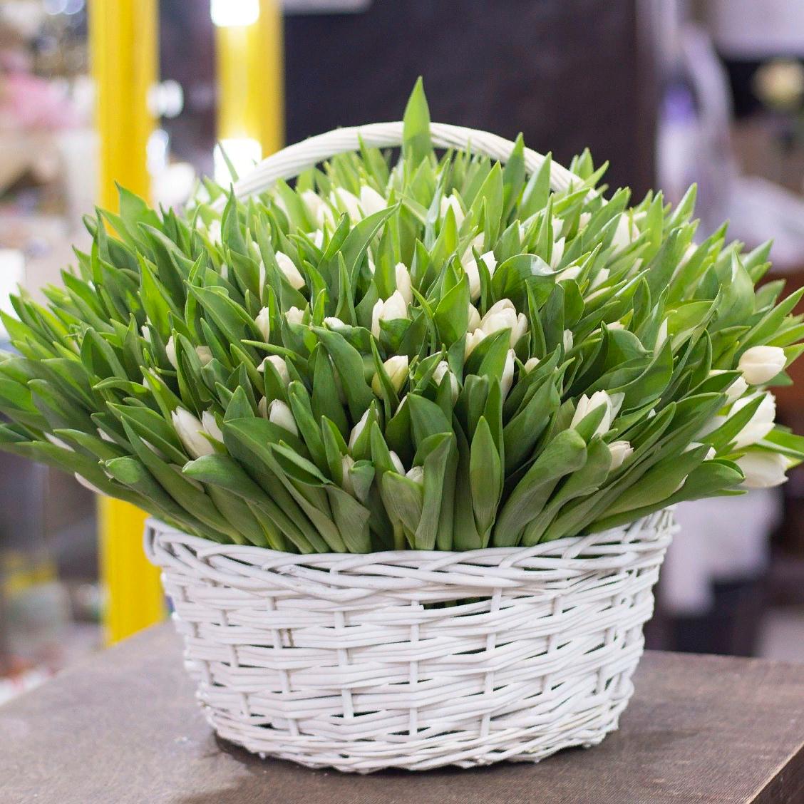 Композиция "151 белый тюльпан в корзине"