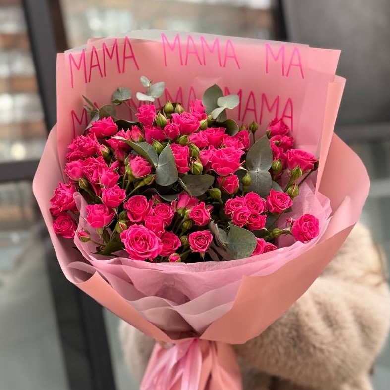 9 малиновых кустовых роз с эвкалиптом