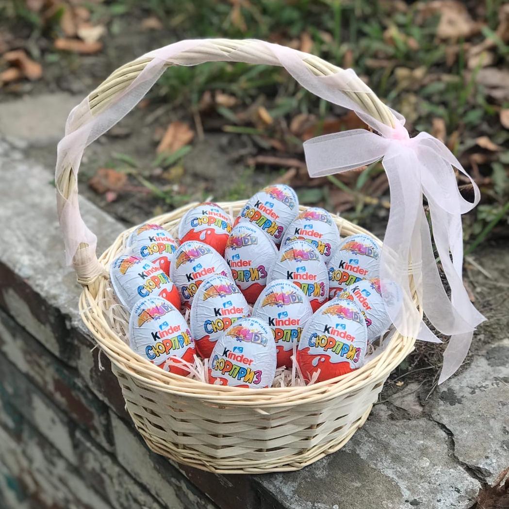 Корзина из 15 киндер сюрпризов
