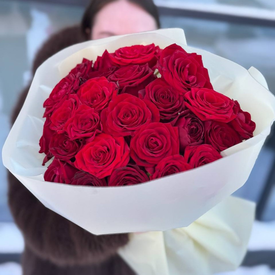25 красных роз в оформлении