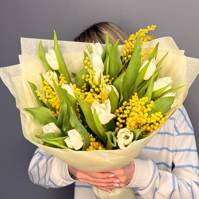 Белые тюльпаны с мимозой M