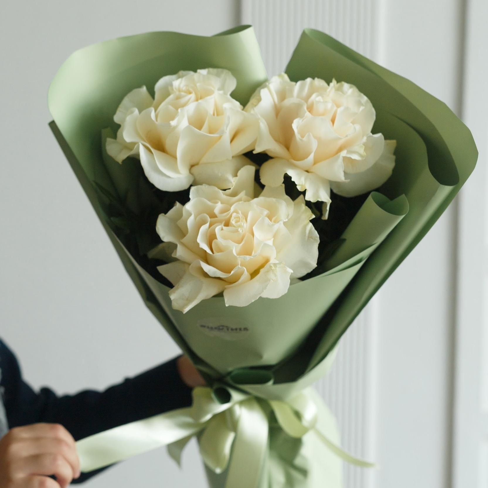 Букет из 3 белых французских роз