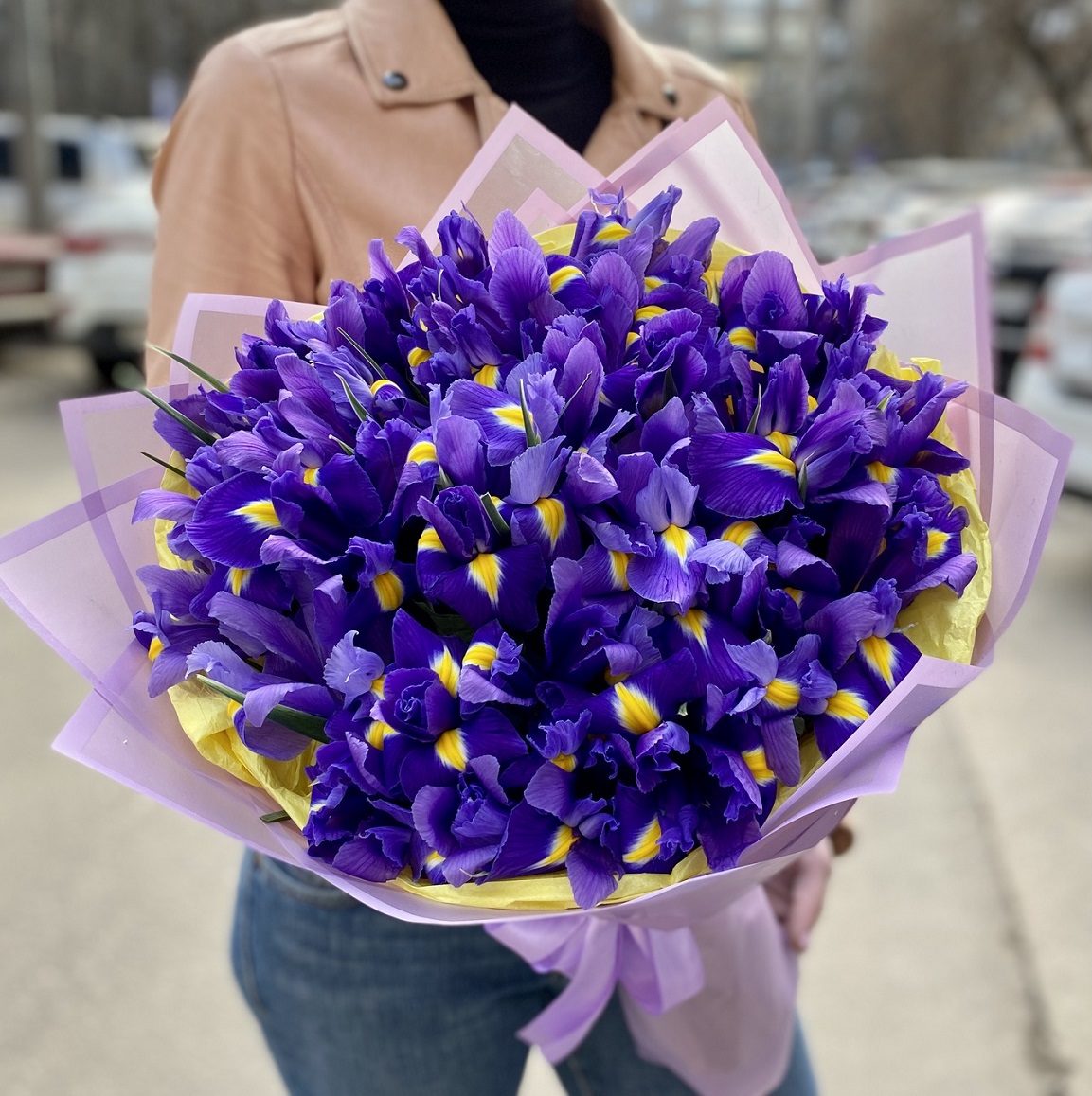 Букет из 41 ириса в стильном оформлении