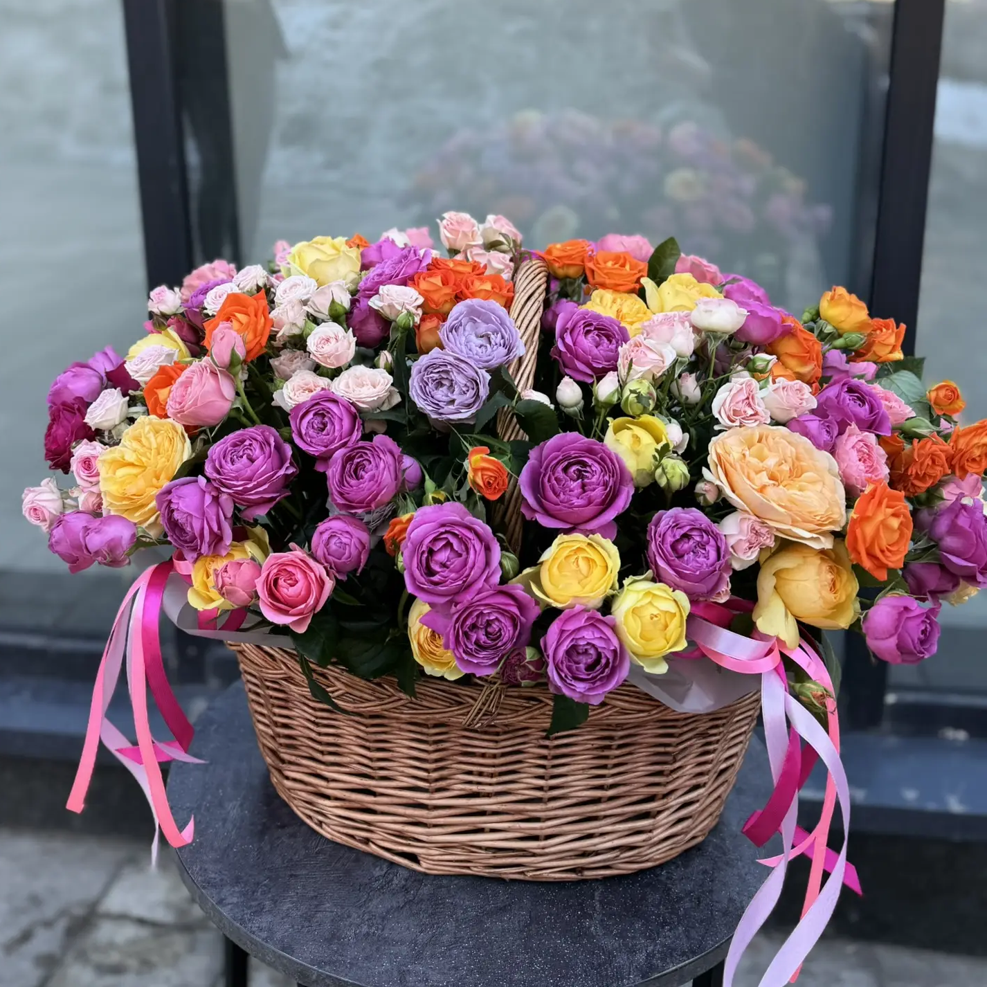 Композиция "75 ярких кустовых роз в корзине"