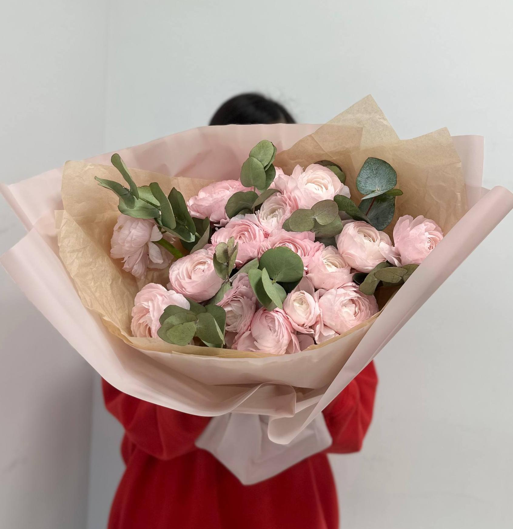 15 розовых ранункулюсов с эвкалиптом