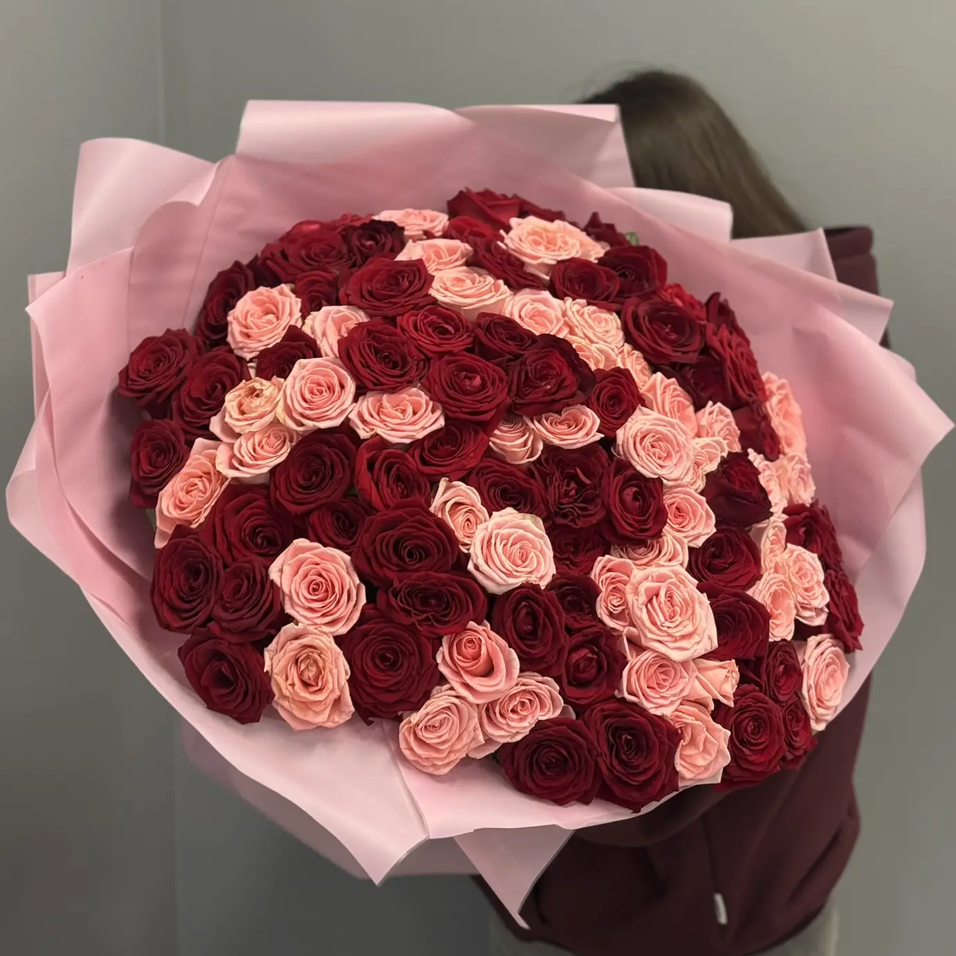101 красная и розовая роза 50/60 см