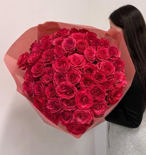 51 вишневая роза 70/80 см в оформлении