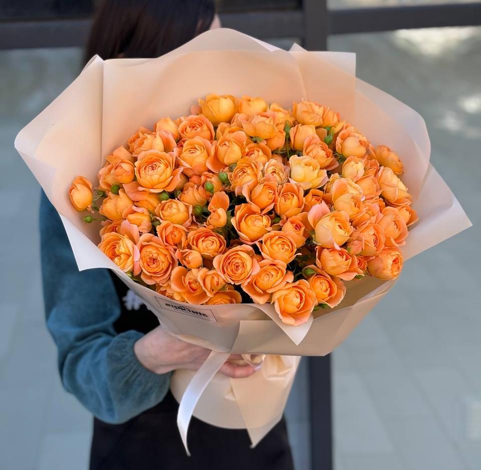 Букет "25 кустовых пионовидных мандариновых роз 50 см"