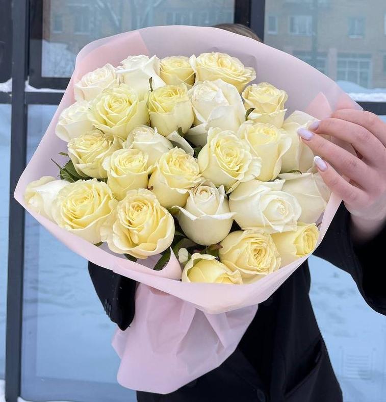 25 белых роз в оформлении