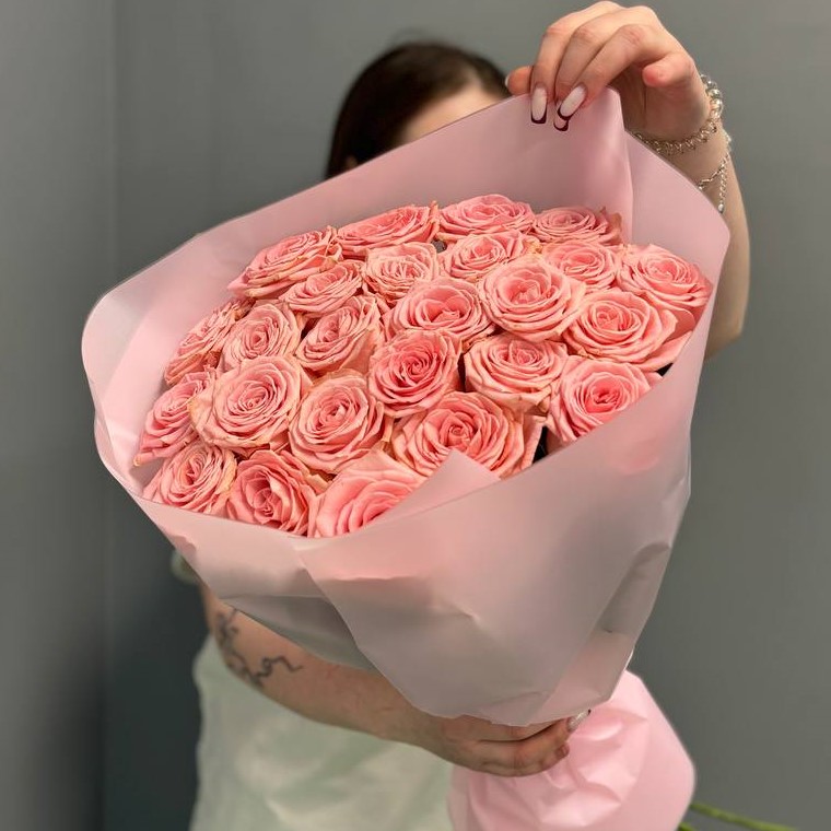 25 розовых роз 70/80 см в оформлении