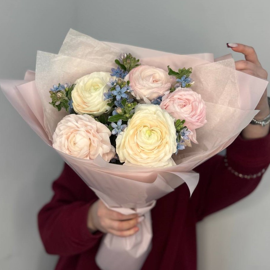 Букет из 5 ранункулюсов и твидии