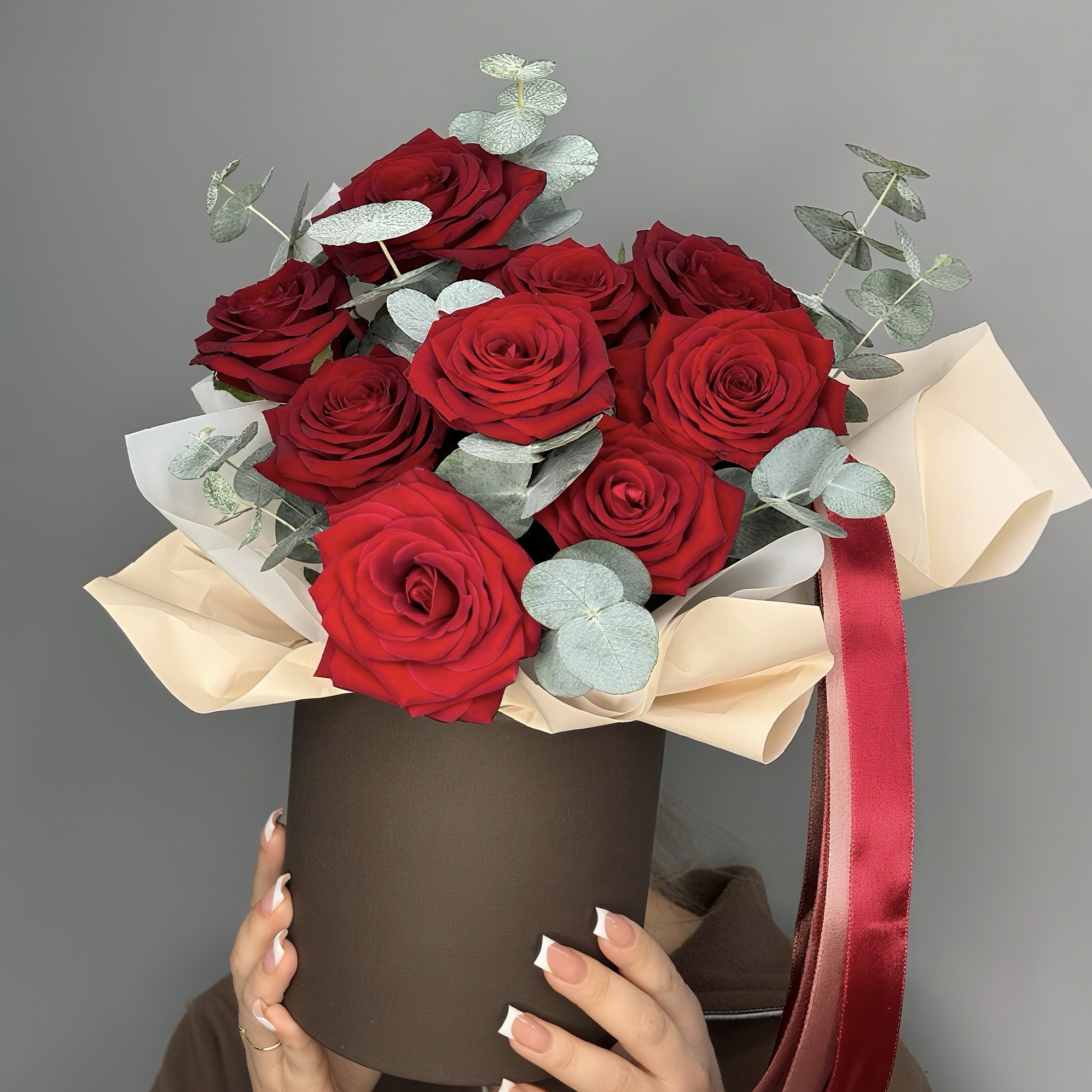 Композиция "Розы и эвкалипт"