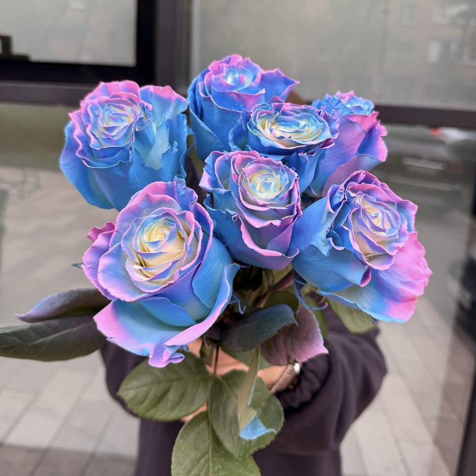 Букет из 7 неоновых роз