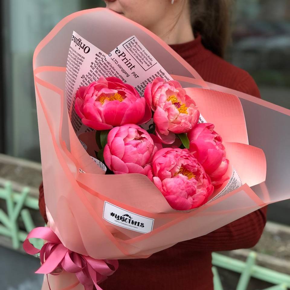 Букет из 5 коралловых пионов