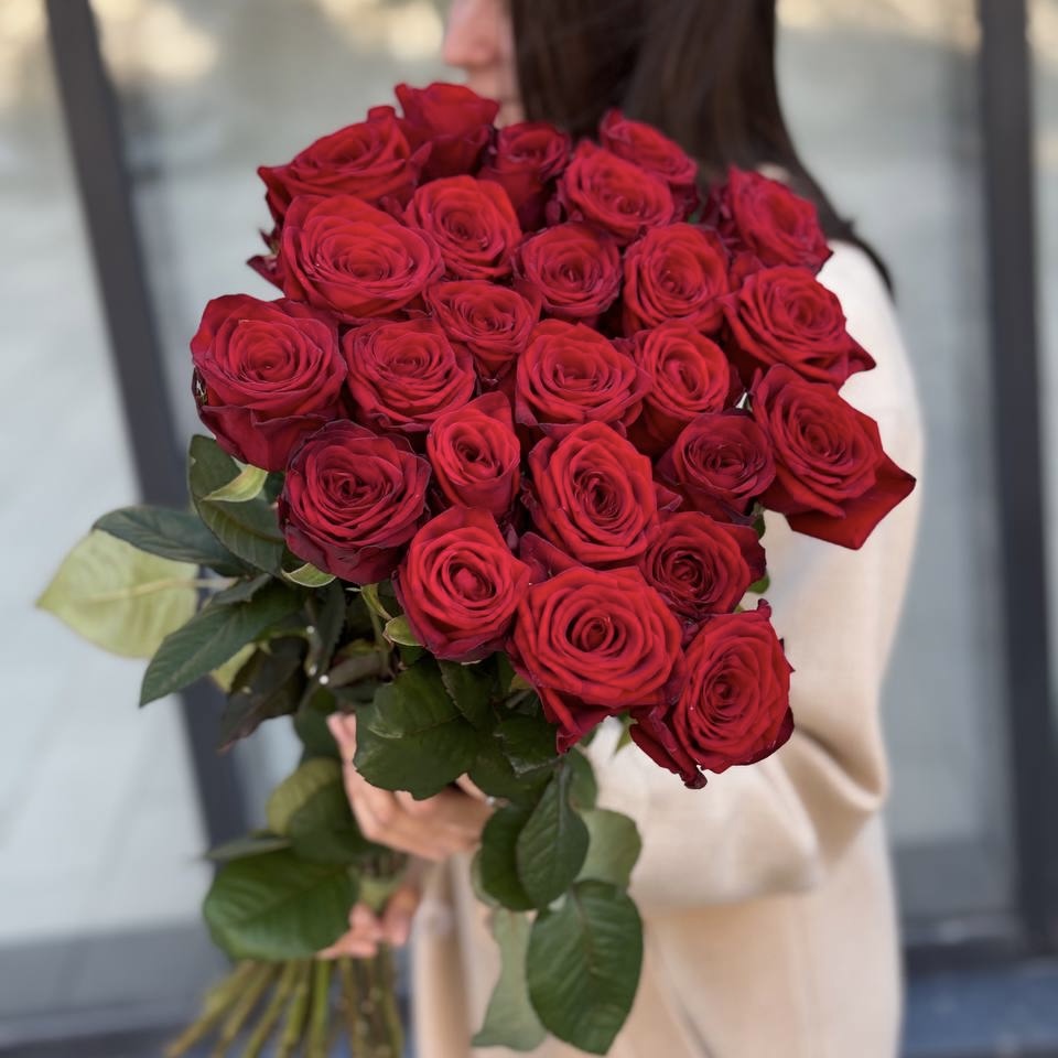 Букет из 25 красных роз 70/80 см под ленту