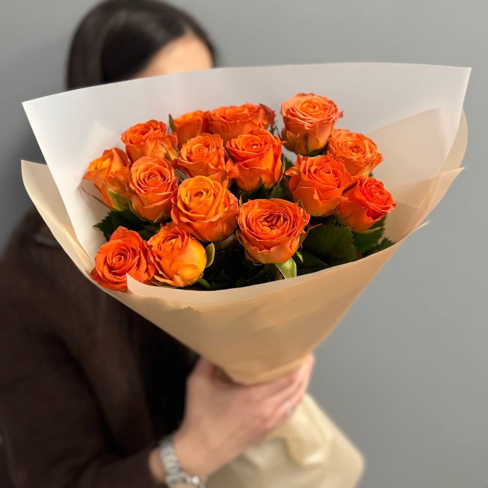 15 мандариновых пионовидных роз 60/70 см в оформлении