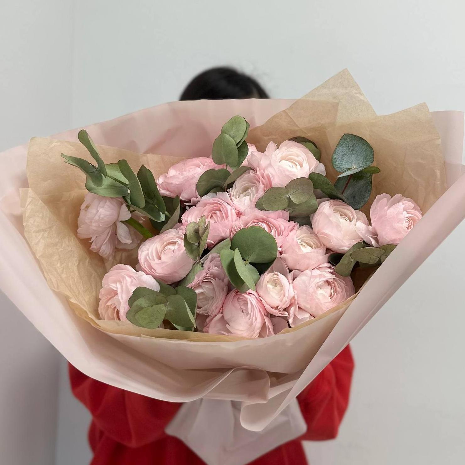 15 розовых ранункулюсов с эвкалиптом