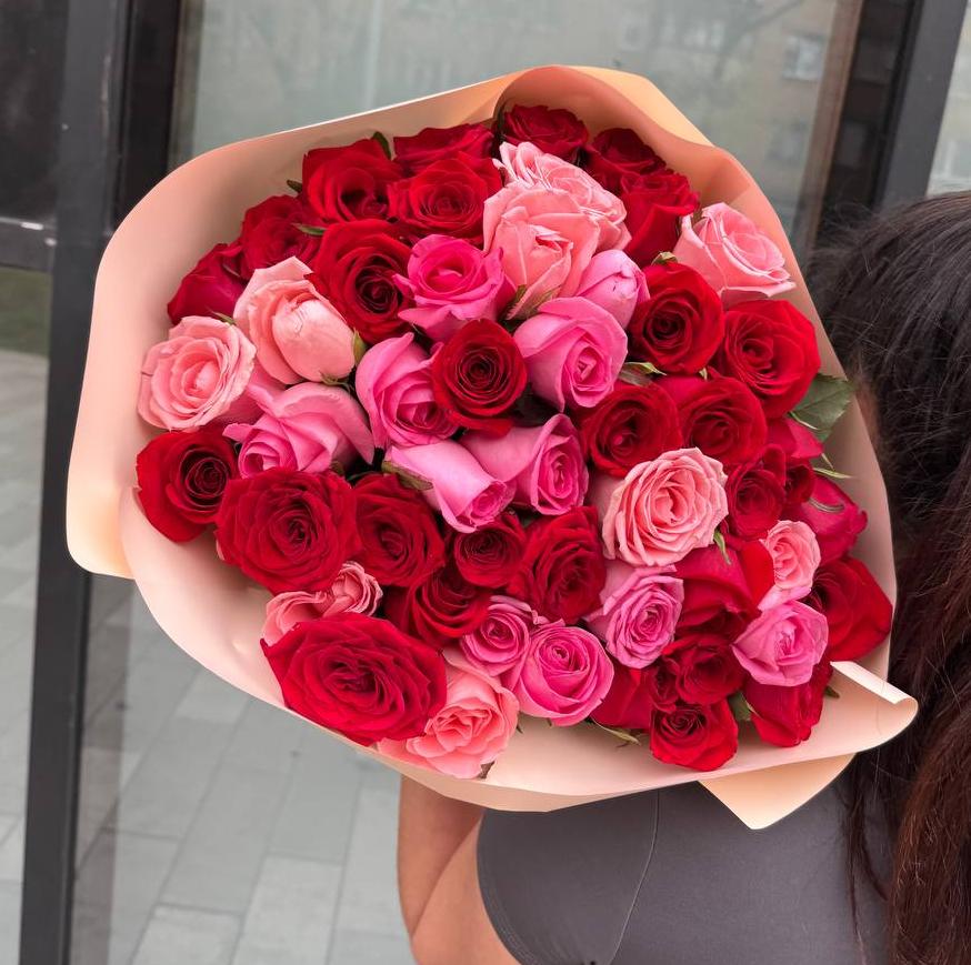 Акция! 51 красная и розовая роза в оформлении
