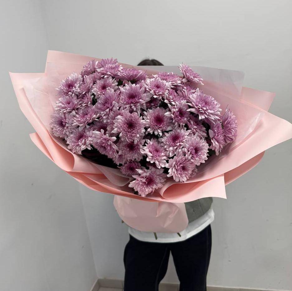 15 розовых хризантем в оформлении
