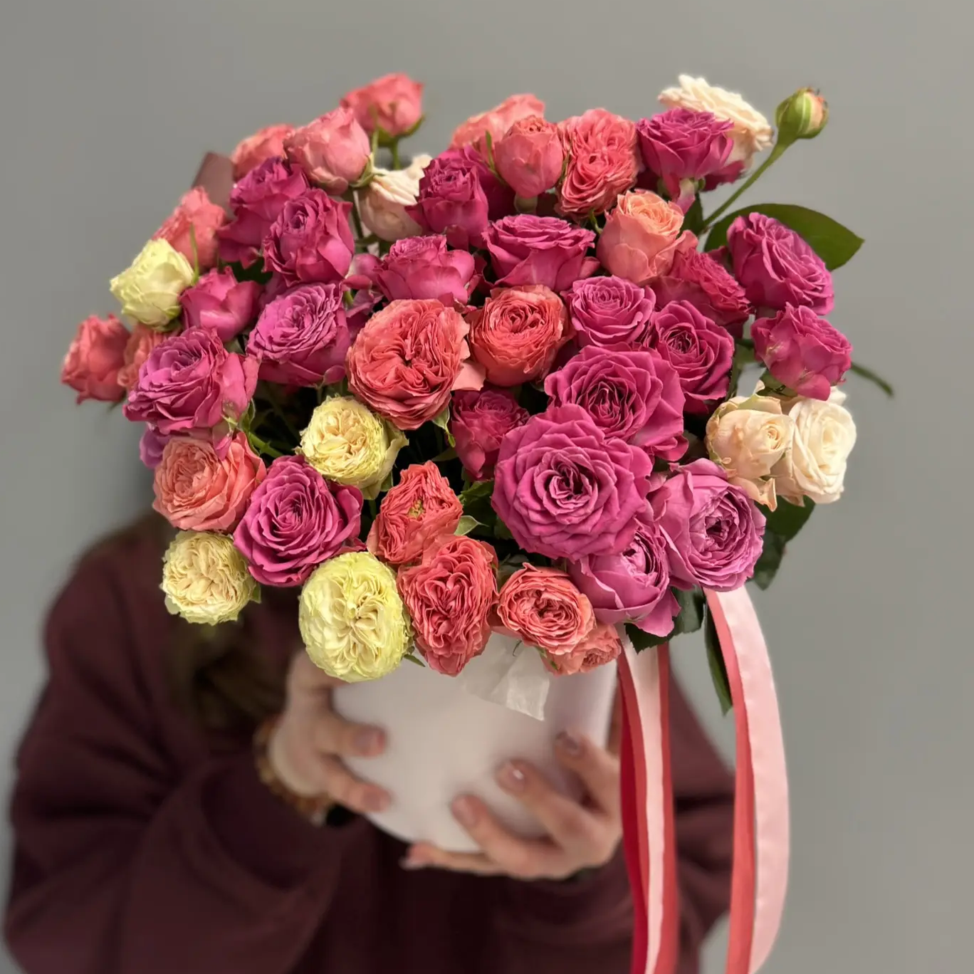 Яркий микс из кустовых роз  в коробке L