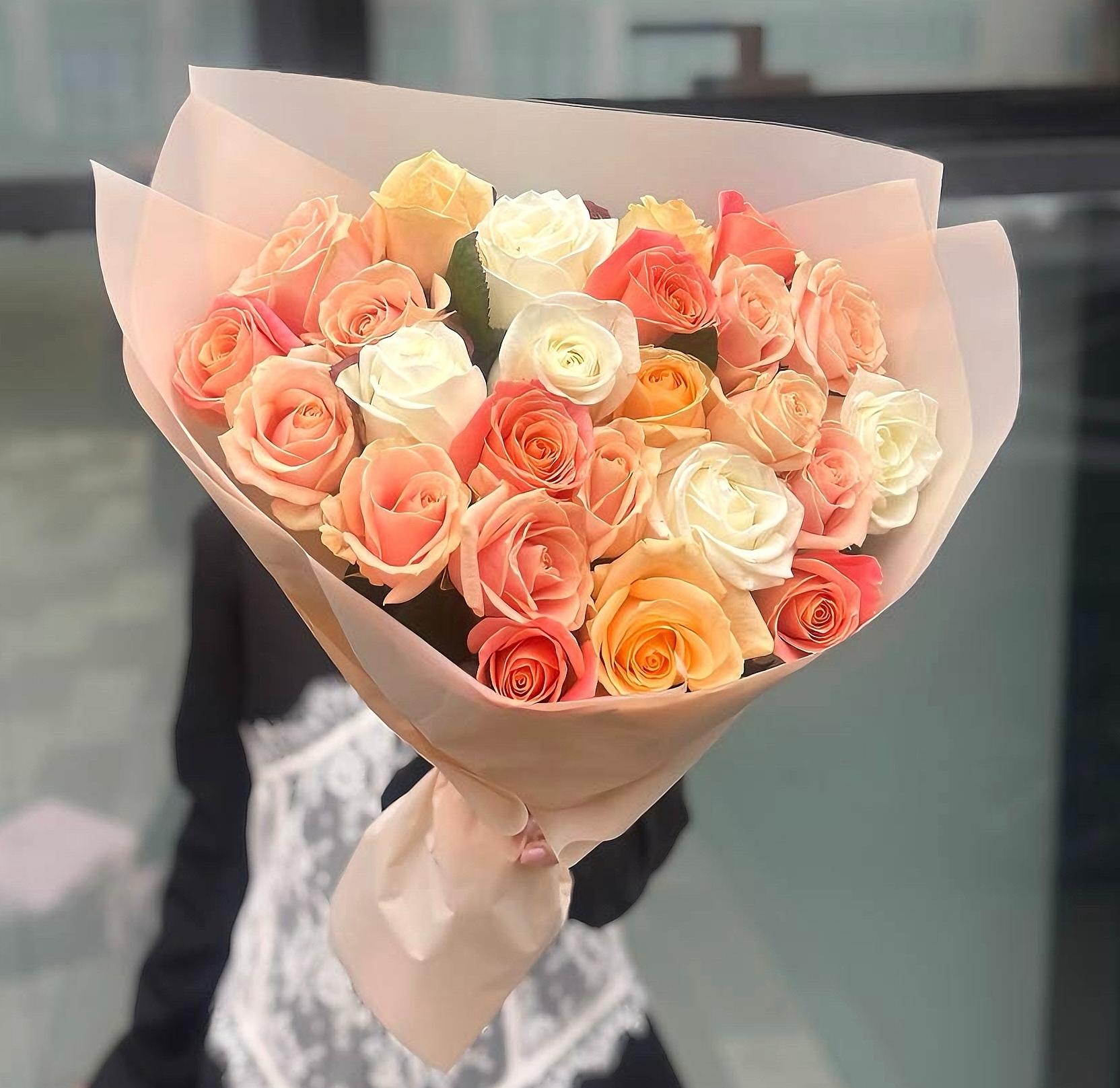 Акция! 25 нежных роз в оформлении