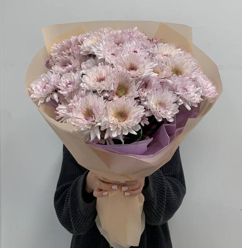 15 нежно-розовых хризантем в оформлении