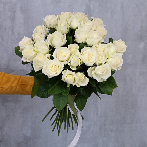 35 белых роз 50/60 см под ленту