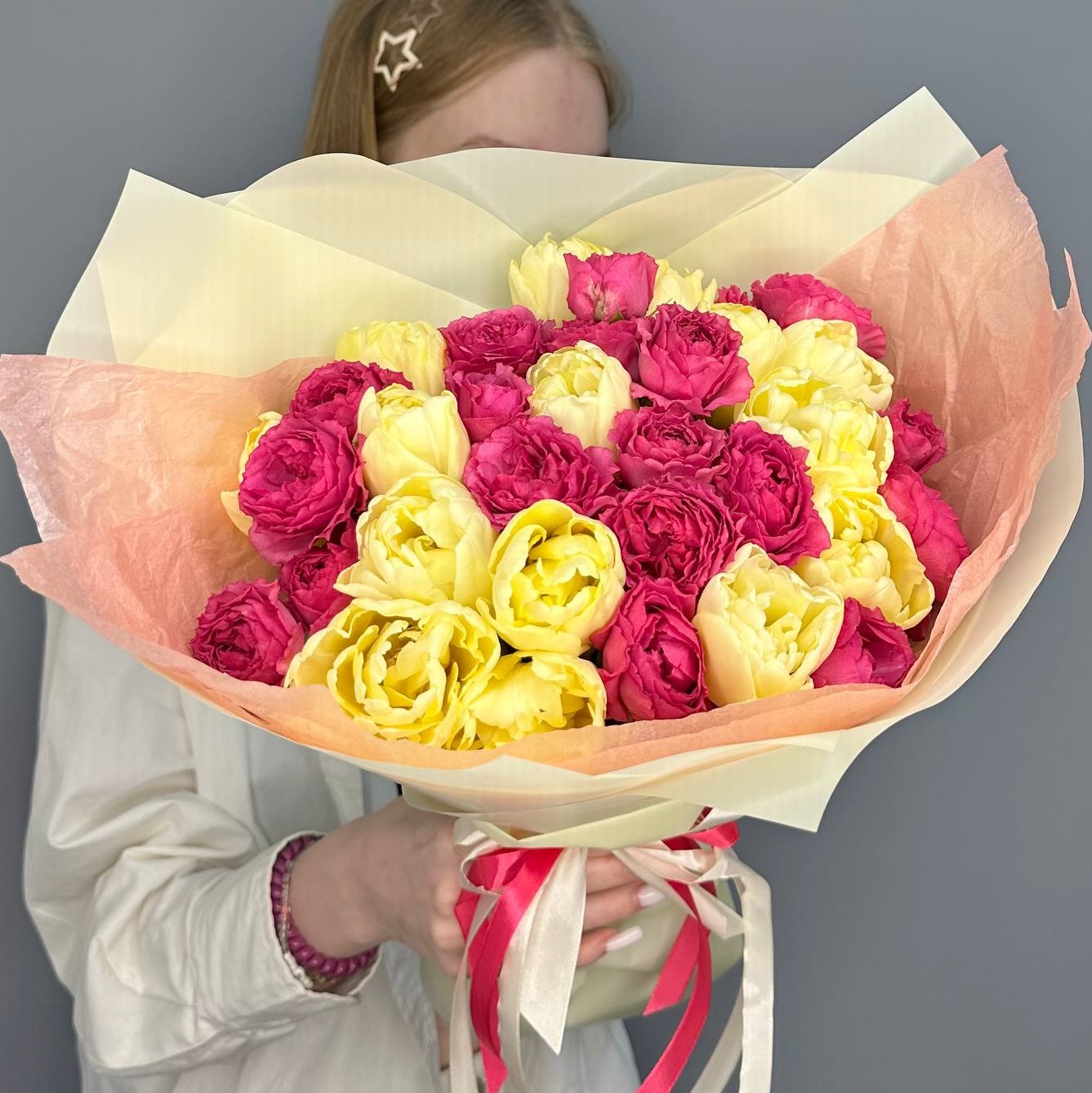 Букет из пионовидных тюльпанов и кустовых роз