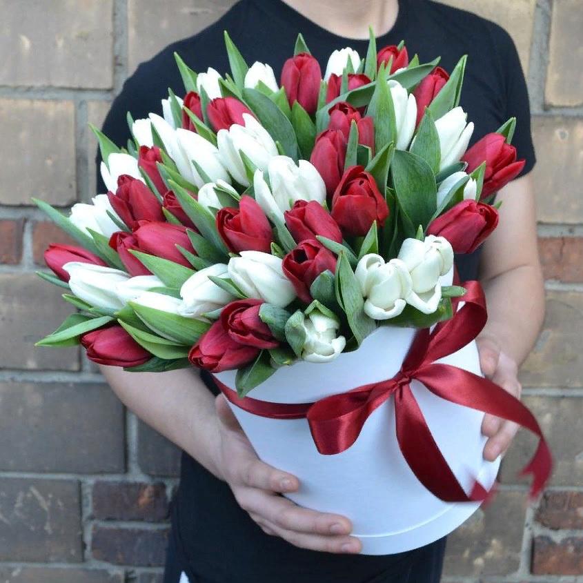 Композиция "51 красный и белый тюльпан в шляпной коробке"