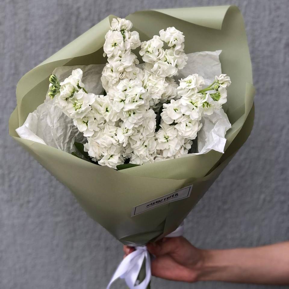 Букет-комплимент из белой маттиолы